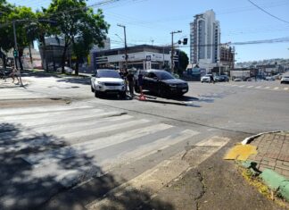 VÍDEO: Jeep Compass e Land Rover colidem em cruzamento movimentado de Chapecó