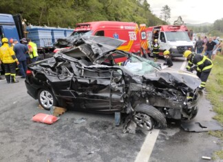 Grave acidente deixa vítimas presas às ferragens e motorista tem pé amputado em rodovia de Santa Catarina