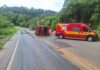 Tombamento de carreta deixa trânsito em meia pista no Oeste de SC