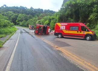 Tombamento de carreta deixa trânsito em meia pista no Oeste de SC