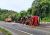 Tombamento de carreta bitrem bloqueia rodovia no Oeste de SC por sete horas