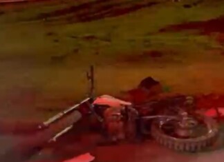 VÍDEO: Duas motos colidem com carreta em Chapecó; motociclistas ficam gravemente feridos