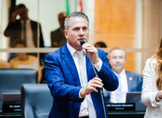 Sancionado projeto que proíbe reconstituição de leite em pó importado em SC