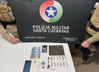 Homens são detidos após serem flagrados fracionando drogas no pátio de residência em Chapecó