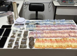 Homem é preso por tráfico, desacato e desobediência após tentar fugir da PM em Chapecó