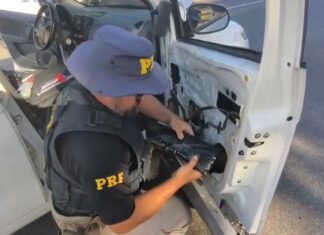 VÍDEO: PRF apreende quase 500 unidades de anabolizantes escondidas em carro em SC