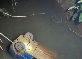 Homem de 55 anos fica ferido após sair da pista e cair com veículo em riacho