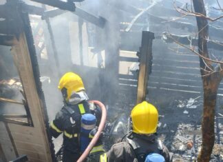 Fogo atinge casa mista e destrói parte do piso superior em SC