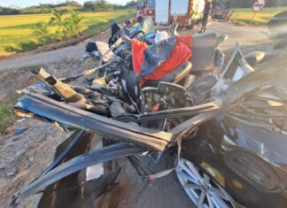 Motorista morre após invadir pista contrária e colidir com caminhão em SC