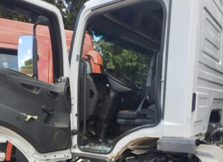 Motociclista fica gravemente ferida após colisão com caminhão no Oeste de SC