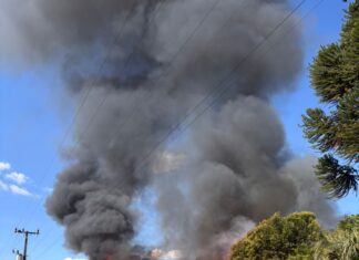 Incêndio de grandes proporções destrói residência e barracões no Oeste Catarinense