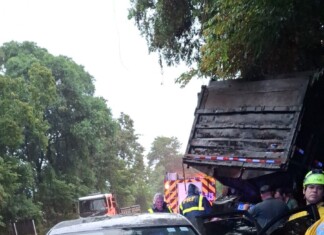 Colisão entre carro e caminhão deixa motorista preso às ferragens em Chapecó