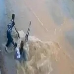 VÍDEO: Mulher e criança são arrastadas por enxurrada durante forte chuva; câmeras registram o resgate