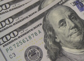 Dólar cai para R$ 5,19 e continua no menor valor em 20 meses