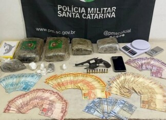 Flagrante da PM termina com casal preso, drogas, arma e crianças abandonadas em SC