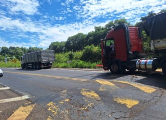 Colisão traseira deixa três veículos danificados em Chapecó