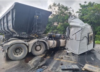 VÍDEO: Homem morre em grave acidente entre caminhões em SC