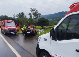 Saída de pista e capotamento mobilizam bombeiros na BR-282