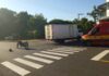 Motociclista fica ferido após colisão com caminhão no Oeste Catarinense