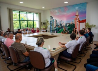 Encontro com Assessores de Apoio marca nova etapa das escolas cívicas em Chapecó