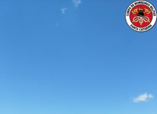 Adolescente e homem ficam feridos após caminhão capotar em trevo da BR-282