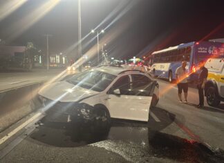 VÍDEO: Carro atinge viatura da Polícia Civil e ônibus em Santa Catarina