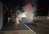 Carro é destruído por incêndio durante a madrugada no Oeste Catarinense