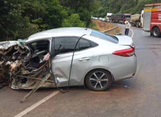 Bombeiros atualizam ocorrência de colisão entre carro e caminhão que deixou duas pessoas feridas na BR-282