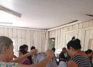 Central de Doações atende 89 famílias em Chapecó na primeira feira de roupas do ano