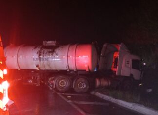 Carreta sai da pista e colide em barranco na BR-282 no Oeste de SC