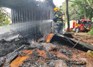 Incêndio atinge galpão no interior de Chapecó e mobiliza bombeiros