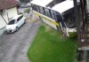 VÍDEO: Ônibus escolar desgovernado atinge residência; Assista