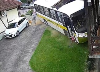 VÍDEO: Ônibus escolar desgovernado atinge residência; Assista