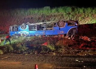 Ônibus que seguia para SC tomba e deixa seis mortos