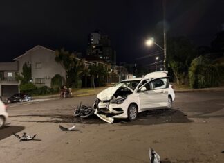 Acidente entre carro e moto deixa homem com suspeita de fratura no braço em Chapecó