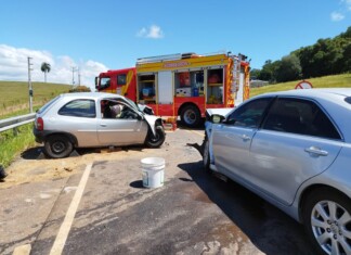 Colisão frontal deixa uma pessoa morta e quatro feridas no Oeste de SC