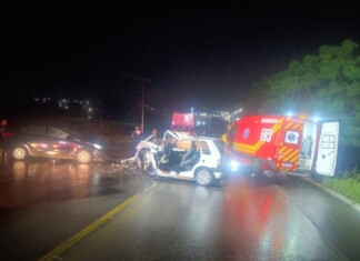 Colisão frontal deixa um morto e um ferido grave em rodovia de SC