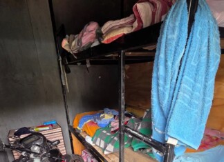 VÍDEO: PRF flagra trabalhadores sendo transportados em baú de caminhão na BR-282