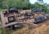 Motorista fica preso às ferragens após tombamento de carreta na BR-282