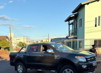 VÍDEO: Sol forte ofusca motorista e causa acidente entre camionete e moto em Chapecó