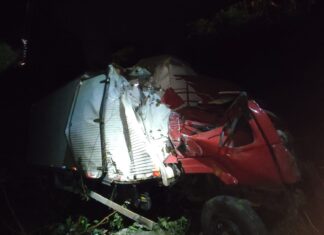 Motorista de 66 anos sofre ferimentos leves após despencar de ponte no Oeste