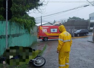 Motociclista de 18 anos morre ao se chocar contra cabo de alta tensão