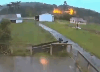 VÍDEO: Raio atinge cerca elétrica, provoca explosão e incêndio em propriedade rural de SC