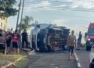 VÍDEO: Van com crianças tomba após colisão e mobiliza socorro no Oeste de SC