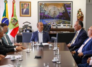 Governador Jorginho Mello recebe acordo sobre o piso salarial para o trabalhador catarinense e encaminha projeto para Alesc