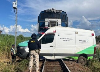 VÍDEO: Ambulância é arrastada por trem e deixa quatro feridos; Assista o momento do acidente