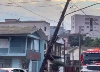 Carro atinge poste e deixa rua totalmente interditada na manhã deste sábado no Oeste de SC