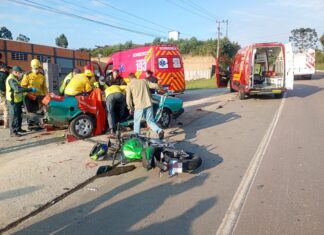 Grave colisão entre moto e carro deixa três feridos em rodovia de SC