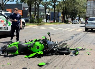 VÍDEO: Motociclista de 21 anos fica ferida após batida em cruzamento de Chapecó
