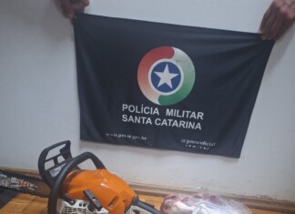 Suspeito é preso após ser surpreendido furtando ferramentas de garagem no Oeste